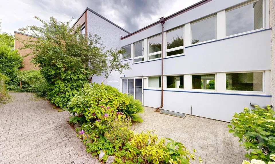 Familienfreundliches Mittelhaus mit Wintergarten und Photovoltaik