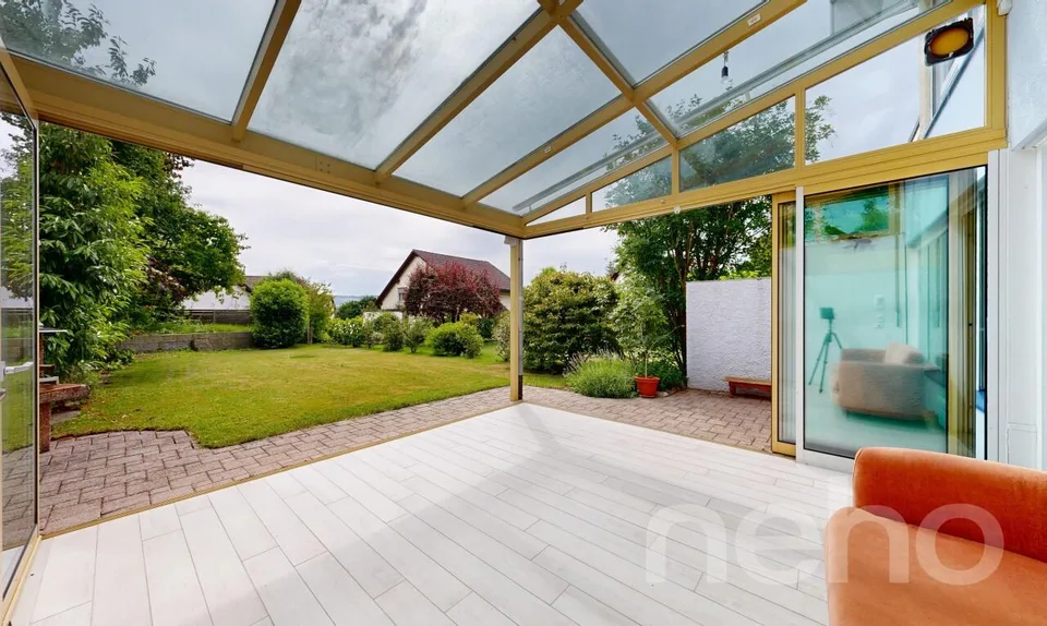 Familienfreundliches Mittelhaus mit Wintergarten und Photovoltaik