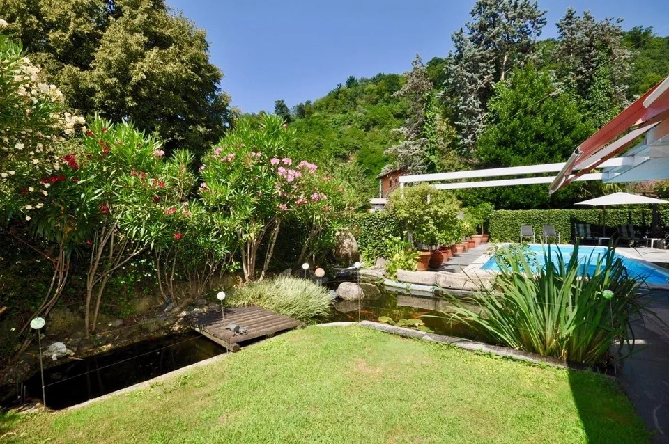 Villa con piscina e giardino in vendita a Magliaso