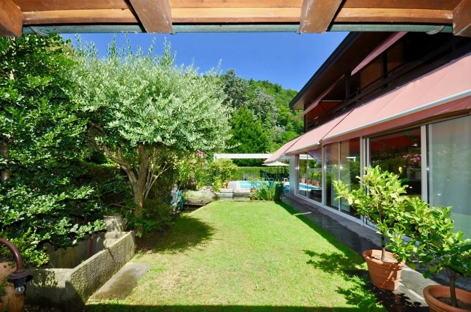 Villa con piscina e giardino in vendita a Magliaso
