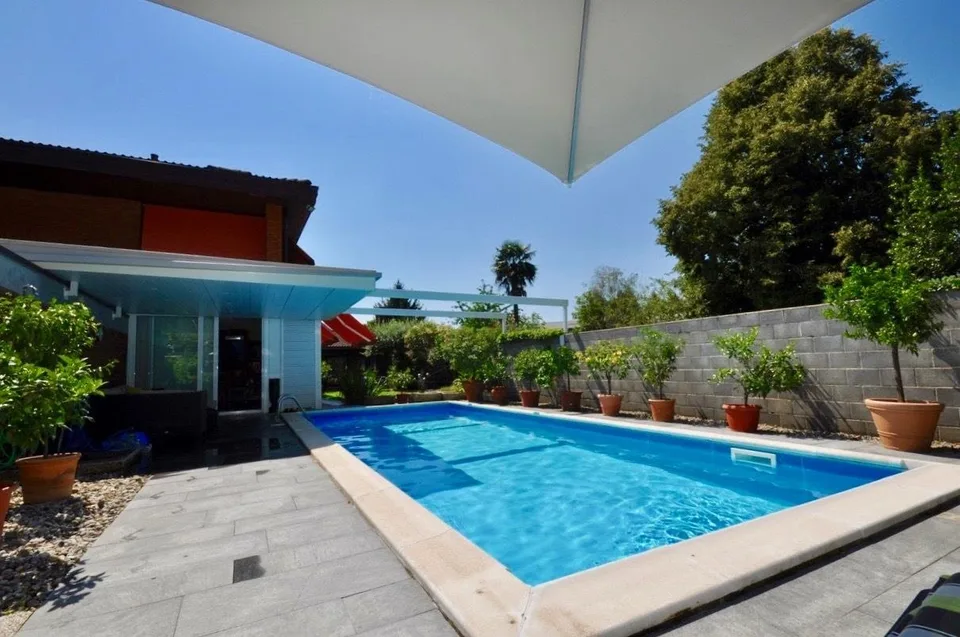 Villa con piscina e giardino in vendita a Magliaso