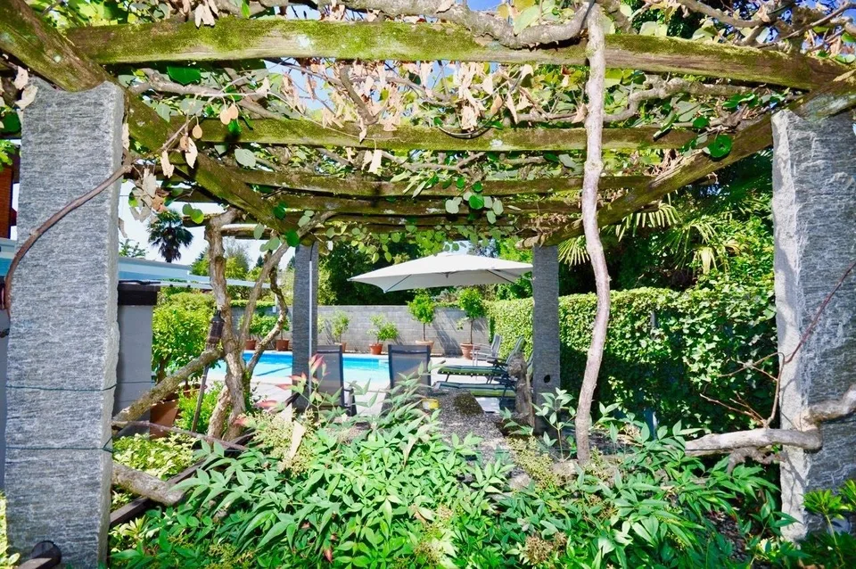 Villa con piscina e giardino in vendita a Magliaso