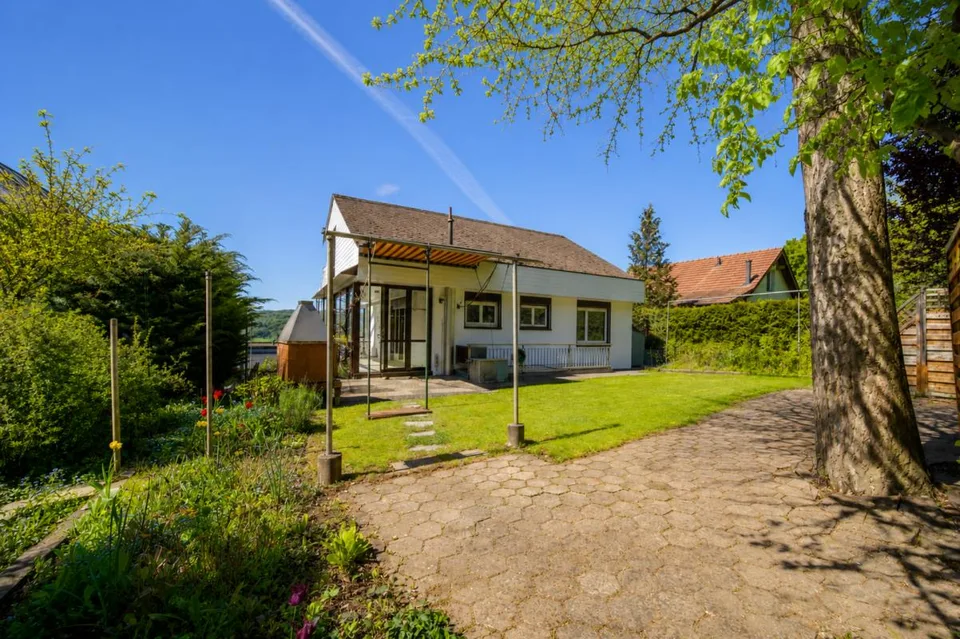 Frisch saniertes 6.5-Zimmer-Einfamilienhaus mit Südhanglage und Wei... – Foto 13 von 13