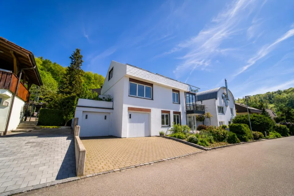 Frisch saniertes 6.5-Zimmer-Einfamilienhaus mit Südhanglage und Wei... – Foto 12 von 13
