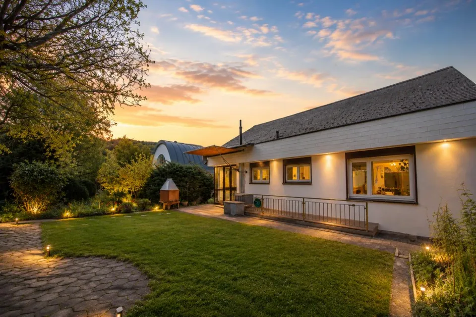 Casa unifamiliare di 6,5 stanze appena ristrutturata con posizione in pendenza sud e vista panoramica a Füllinsdorf
