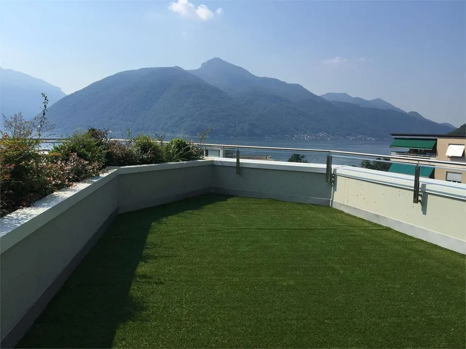 Moderno app. di 4.5 loc. con vista lago e roof-top
