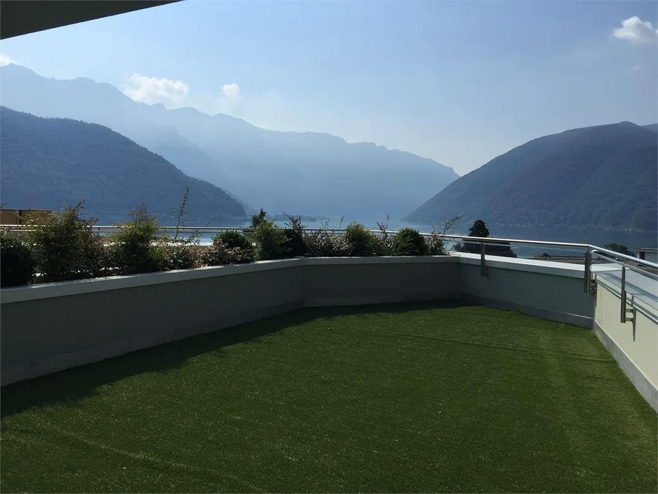 Moderno app. di 4.5 loc. con vista lago e roof-top