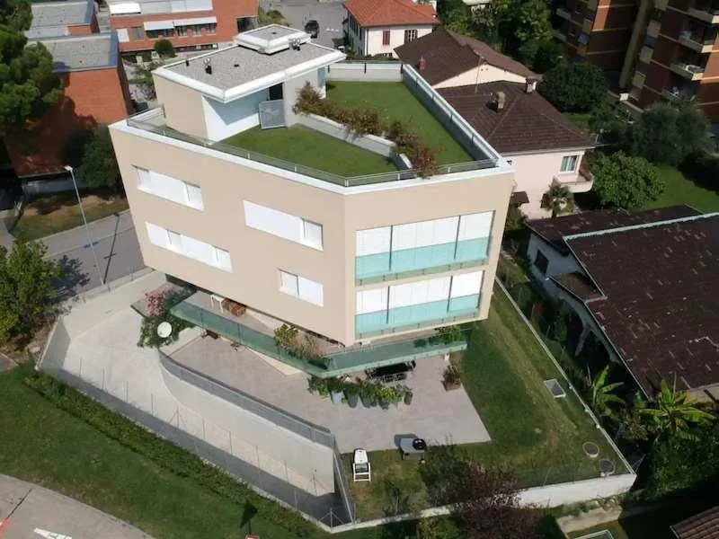 Moderno app. di 4.5 loc. con vista lago e roof-top