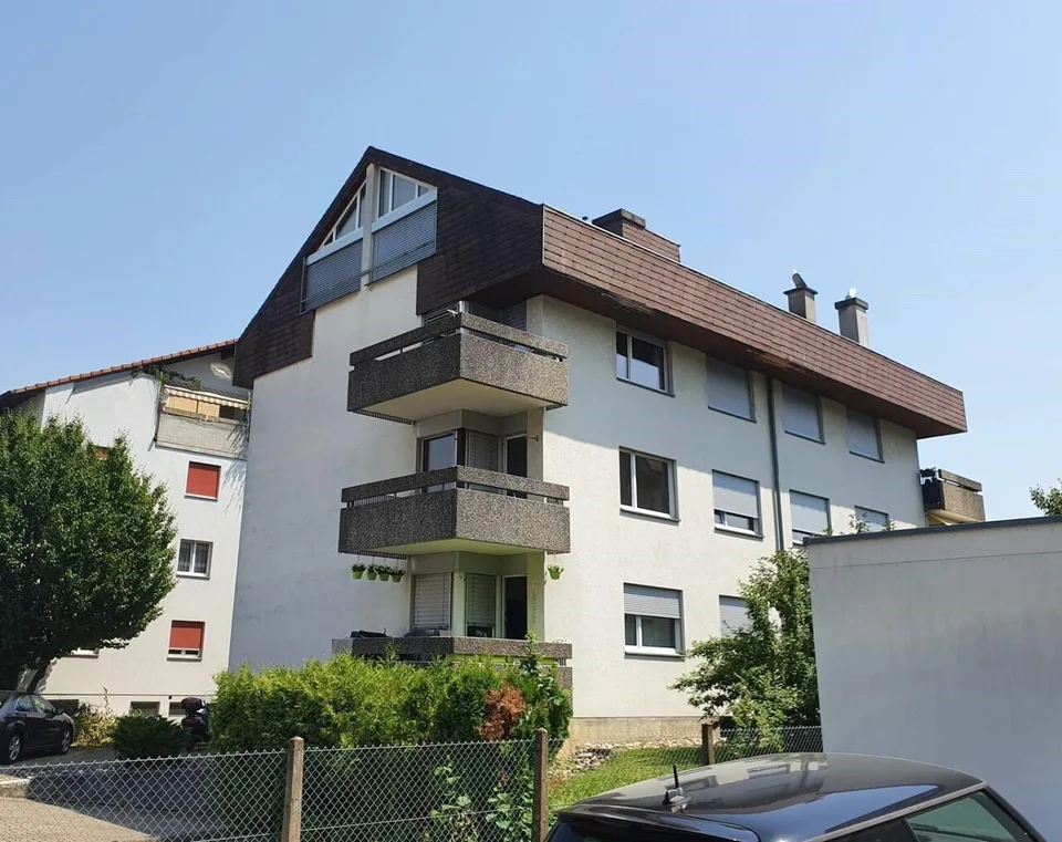Grosszügige 3.5 - Zimmerwohnung an zentraler Lage