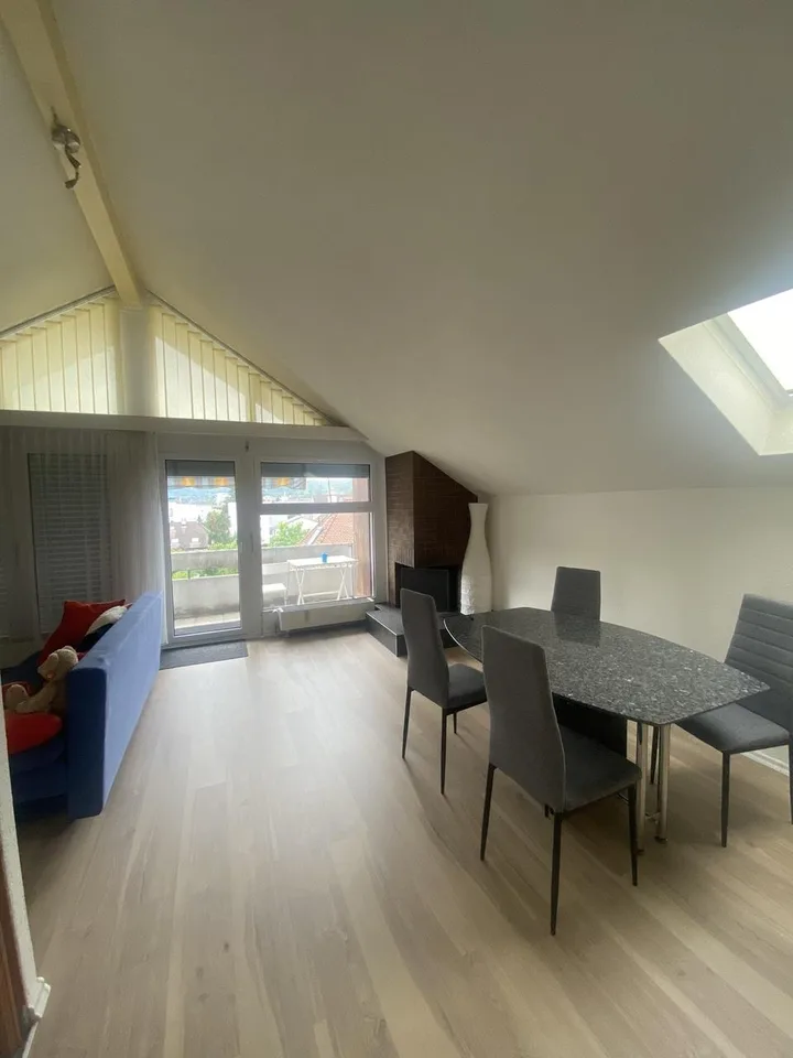 Grosszügige 3.5 - Zimmerwohnung an zentraler Lage