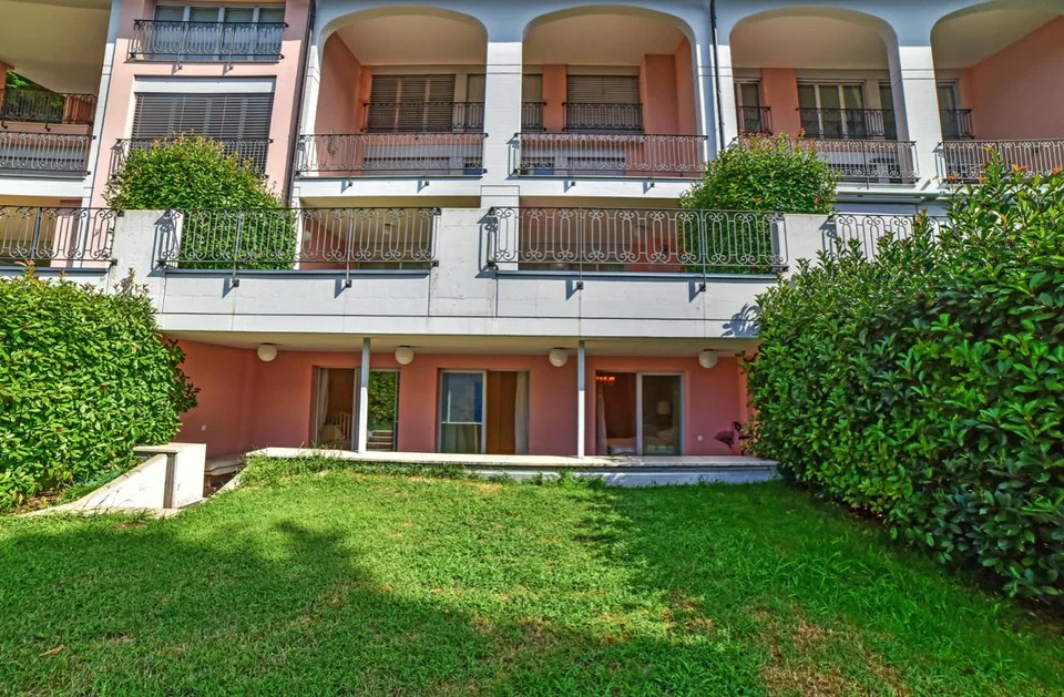 Elegante Duplex con Giardino e Vista Mozzafiato sul Lago di Lugano
