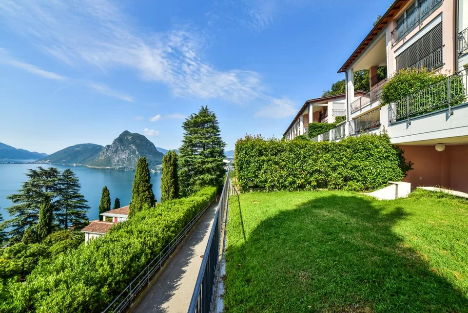 Elegante Duplex con Giardino e Vista Mozzafiato sul Lago di Lugano