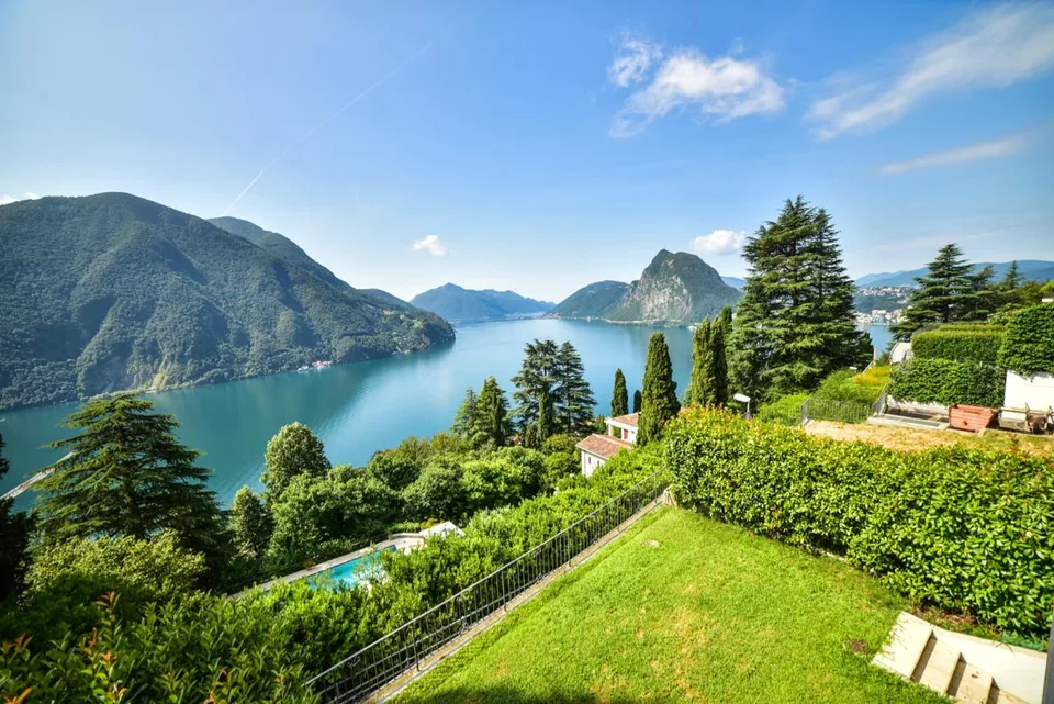 Elegante Duplex con Giardino e Vista Mozzafiato sul Lago di Lugano