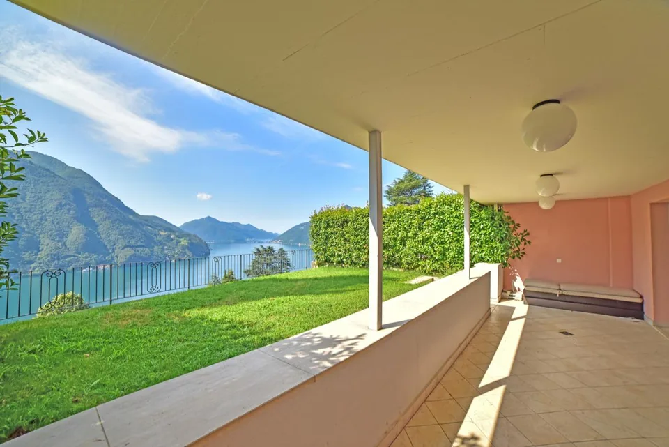 Elegante Duplex con Giardino e Vista Mozzafiato sul Lago di Lugano