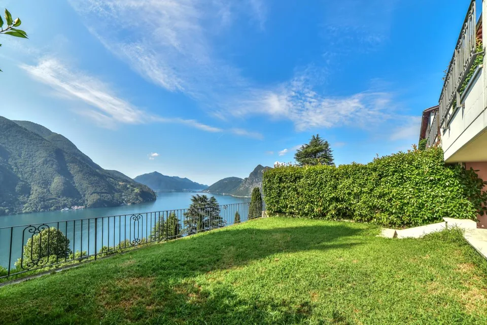 Elegante Duplex con Giardino e Vista Mozzafiato sul Lago di Lugano
