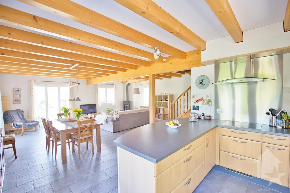 Stunning semi-detached house by the garage