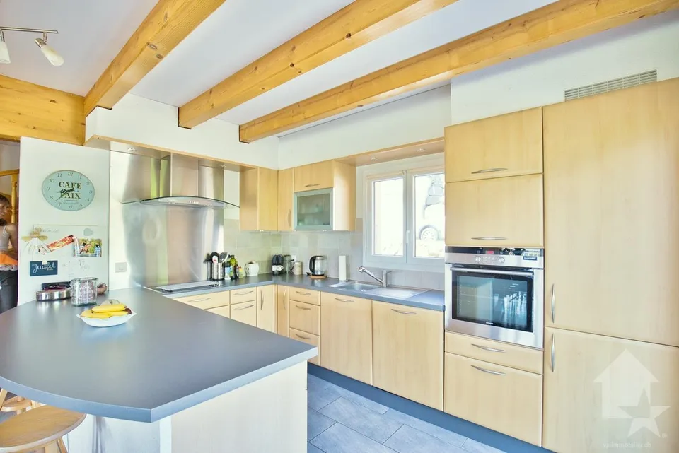 Stunning semi-detached house by the garage