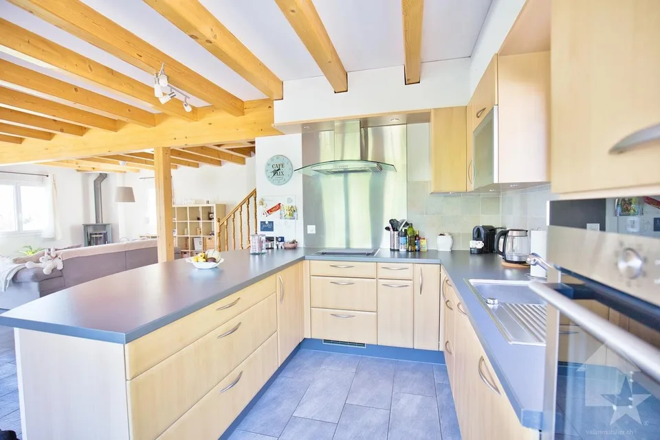 Stunning semi-detached house by the garage