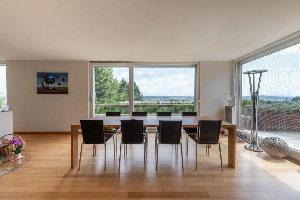 Haut au-dessus de Granges : Bonheur de vivre avec panorama et terrasse