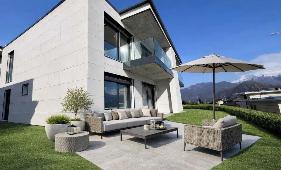 Villa moderne neuve construction avec jardin privé