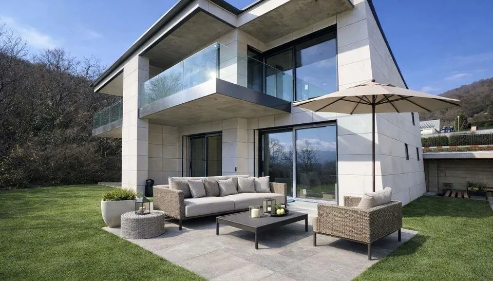 Moderne Villa mit neuem Bau und privatem Garten – Foto 12 von 13