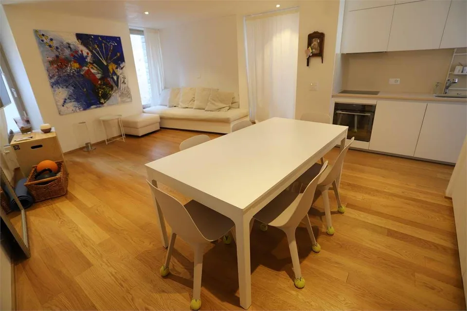 Eingerichtete Kernhaus-Wohnung in Bissone