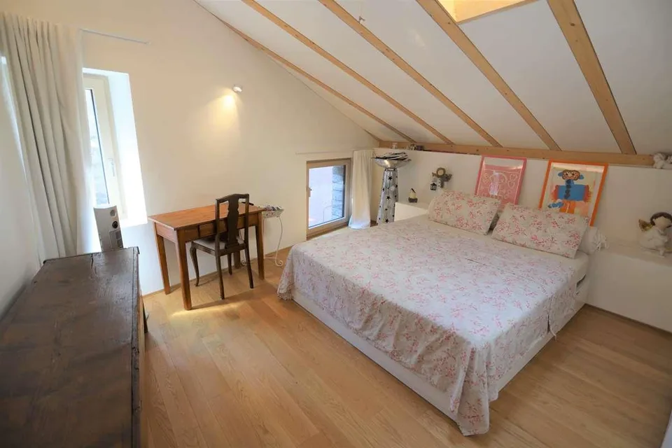 Eingerichtete Kernhaus-Wohnung in Bissone