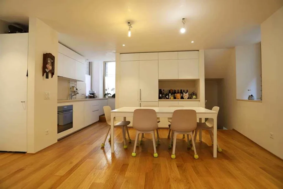 Eingerichtete Kernhaus-Wohnung in Bissone