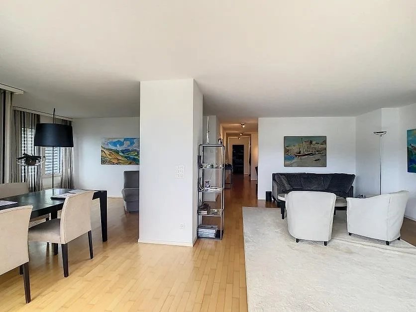 Grosszügige 4.5-Zimmer-Wohnung mit Terrasse und Seesicht in Zollikon