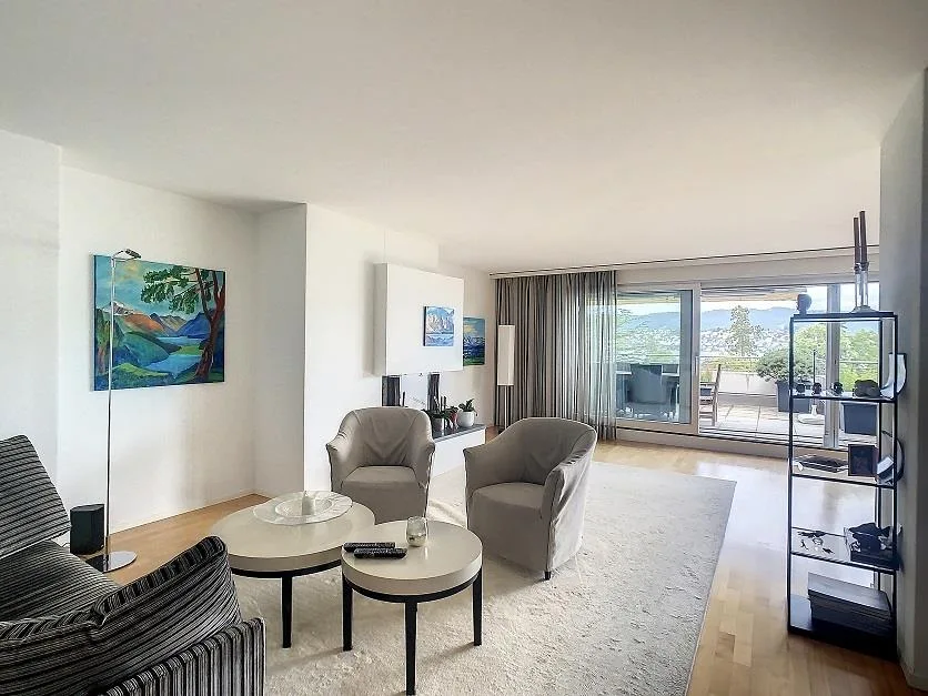 Grosszügige 4.5-Zimmer-Wohnung mit Terrasse und Seesicht in Zollikon