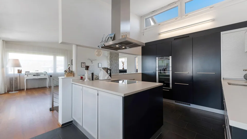 Modernes Zuhause mit Seeblick