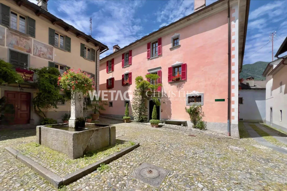 Lago Maggiore: Eindrucksvolle historische Villa in Golino zu verkaufen