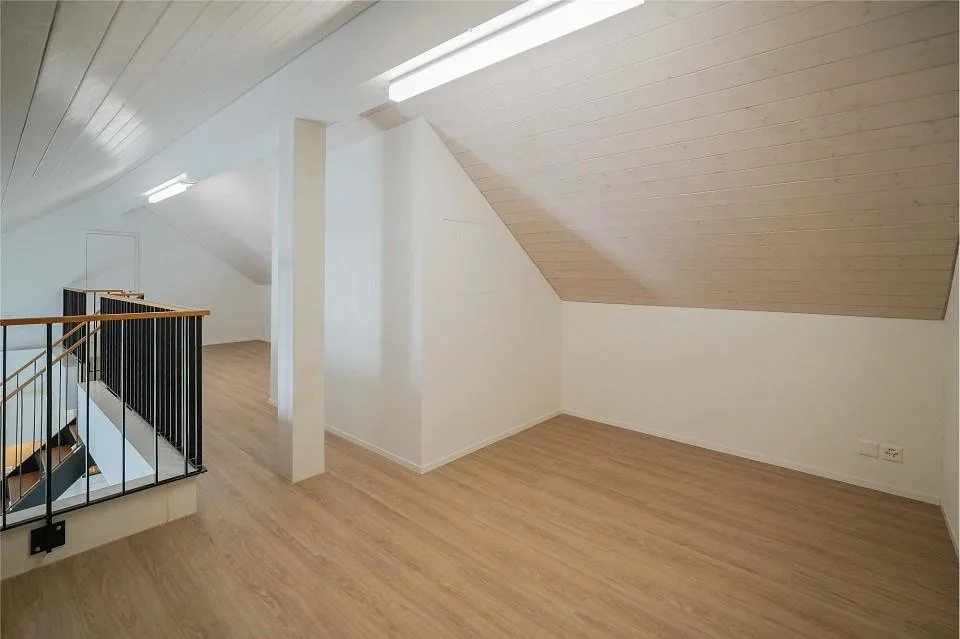 Calme et bien entretenu : appartement de 2,5 pièces en mansarde avec galerie (paiement WIR possible) – photo 10 sur 13