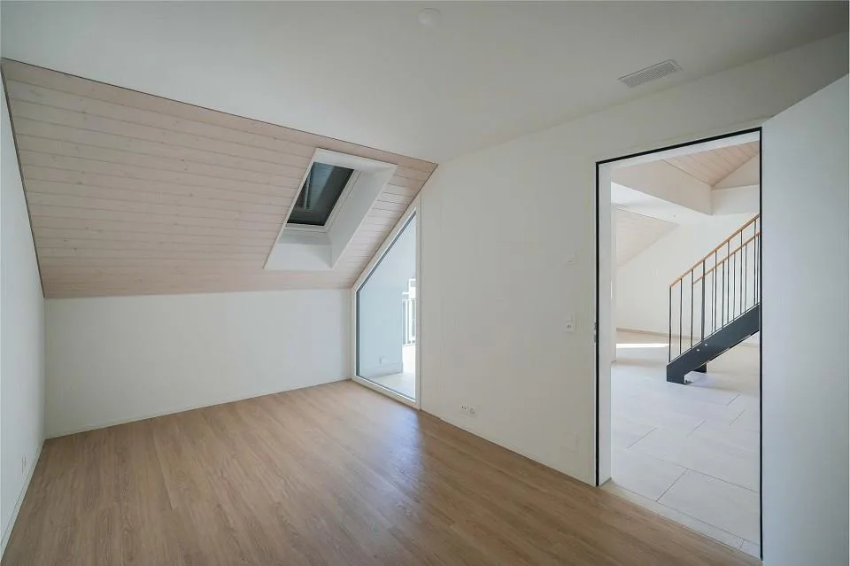 Calme et bien entretenu : appartement de 2,5 pièces en mansarde avec galerie (paiement WIR possible) – photo 12 sur 13