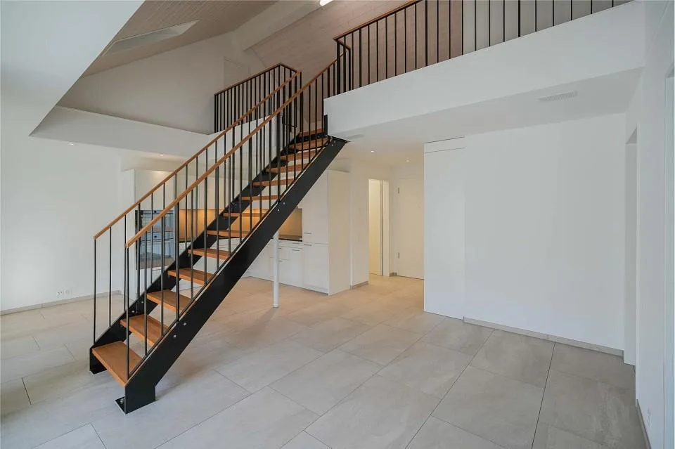 Calme et bien entretenu : appartement de 2,5 pièces en mansarde avec galerie (paiement WIR possible) – photo 11 sur 13