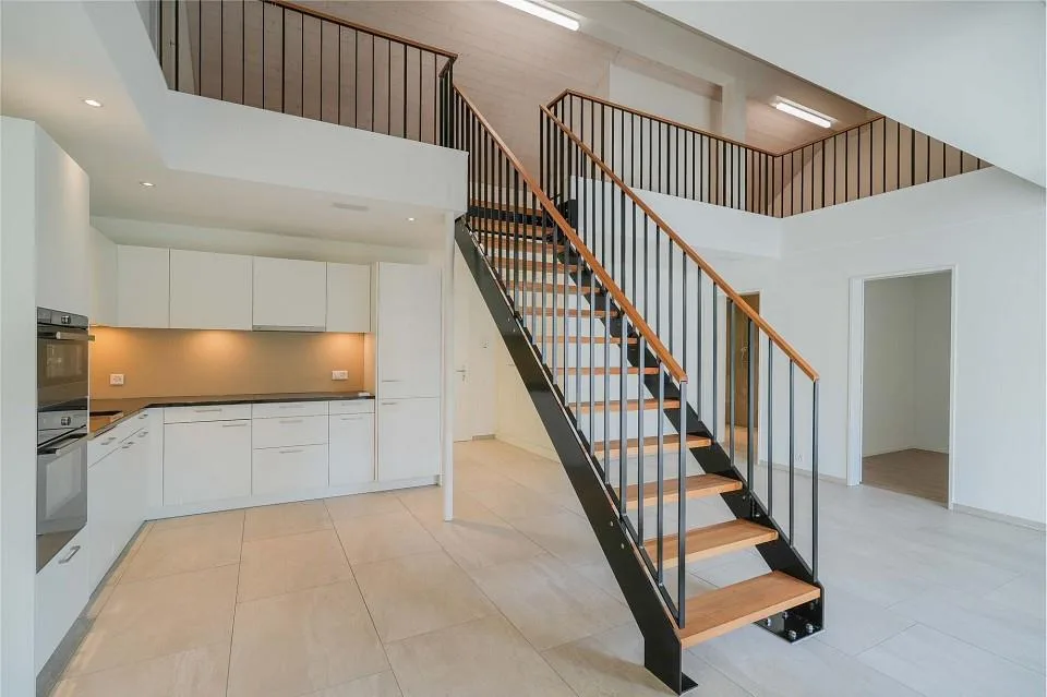 Calme et bien entretenu : appartement de 2,5 pièces en mansarde avec galerie (paiement WIR possible) – photo 8 sur 13