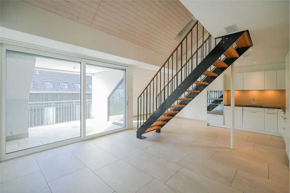Calme et bien entretenu : appartement de 2,5 pièces en mansarde avec galerie (paiement WIR possible) – photo 6 sur 13