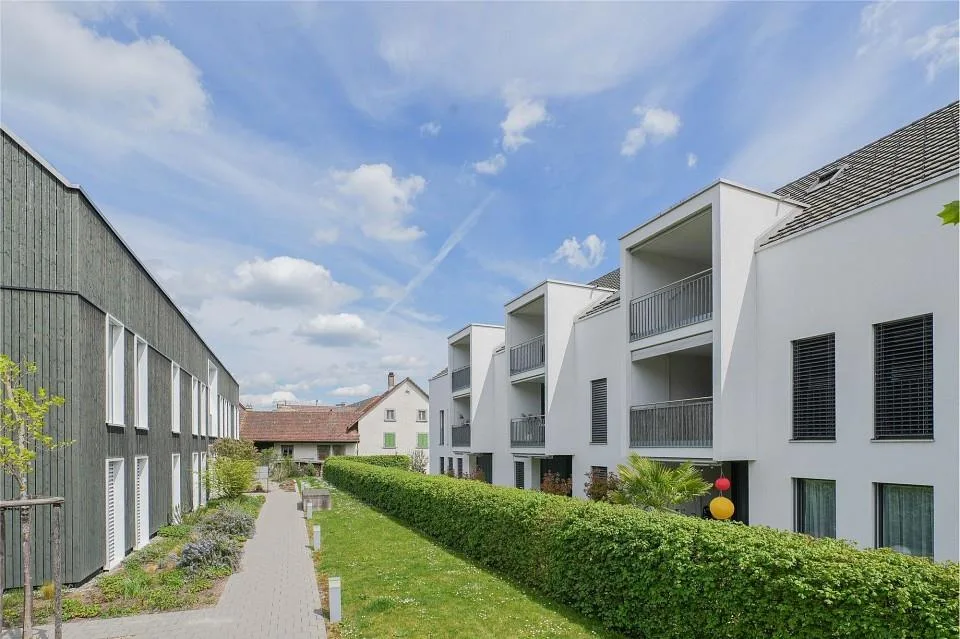 Calme et bien entretenu : appartement de 2,5 pièces en mansarde avec galerie (paiement WIR possible) – photo 7 sur 13