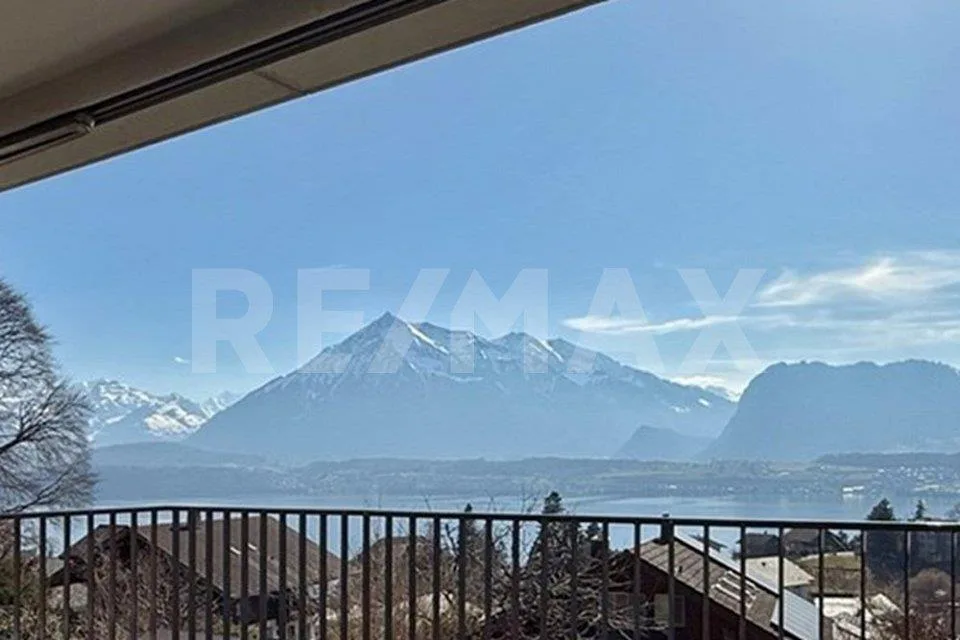 Il Tuo Diamante Grezzo - Pronto per la Lucidatura Finale con Vista Traumatizzante sul Lago e le Montagne