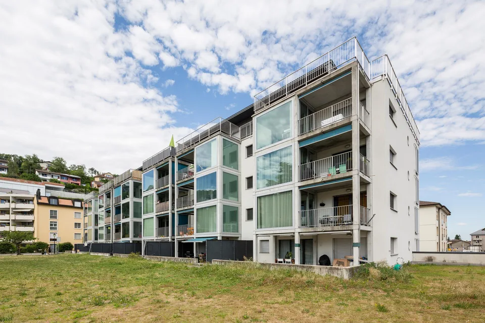 Au coeur de Peseux, dans bâtiment de la COOP, avec balcon et loggia