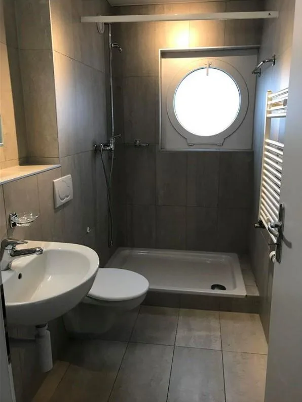 Au coeur de Peseux, dans bâtiment de la COOP, avec balcon et loggia