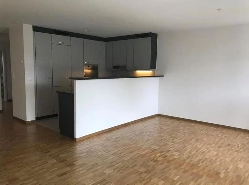 Au coeur de Peseux, dans bâtiment de la COOP, avec balcon et loggia