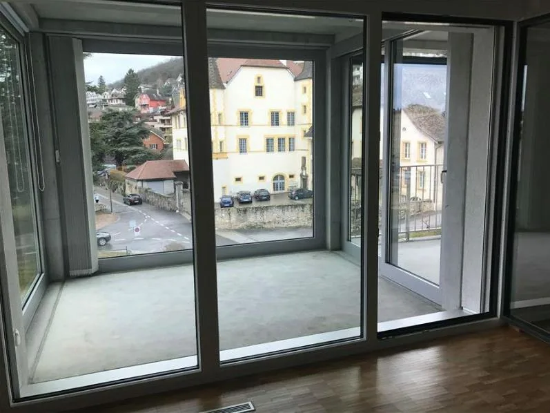 Au coeur de Peseux, dans bâtiment de la COOP, avec balcon et loggia