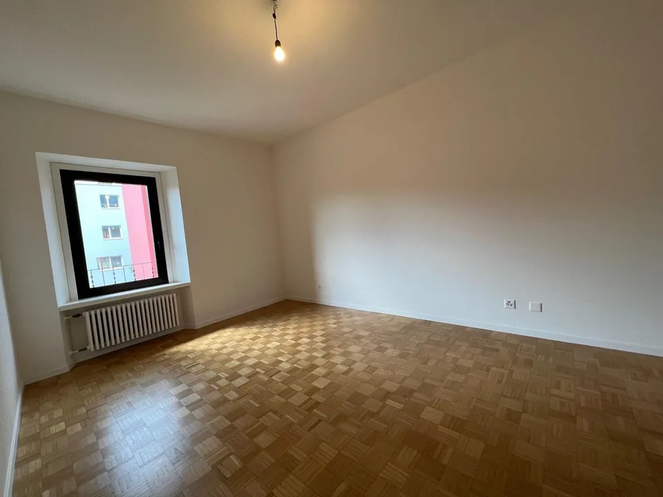 Wohnung mit 3.5 Zimmern im dritten Stock mit Aufzug renoviert