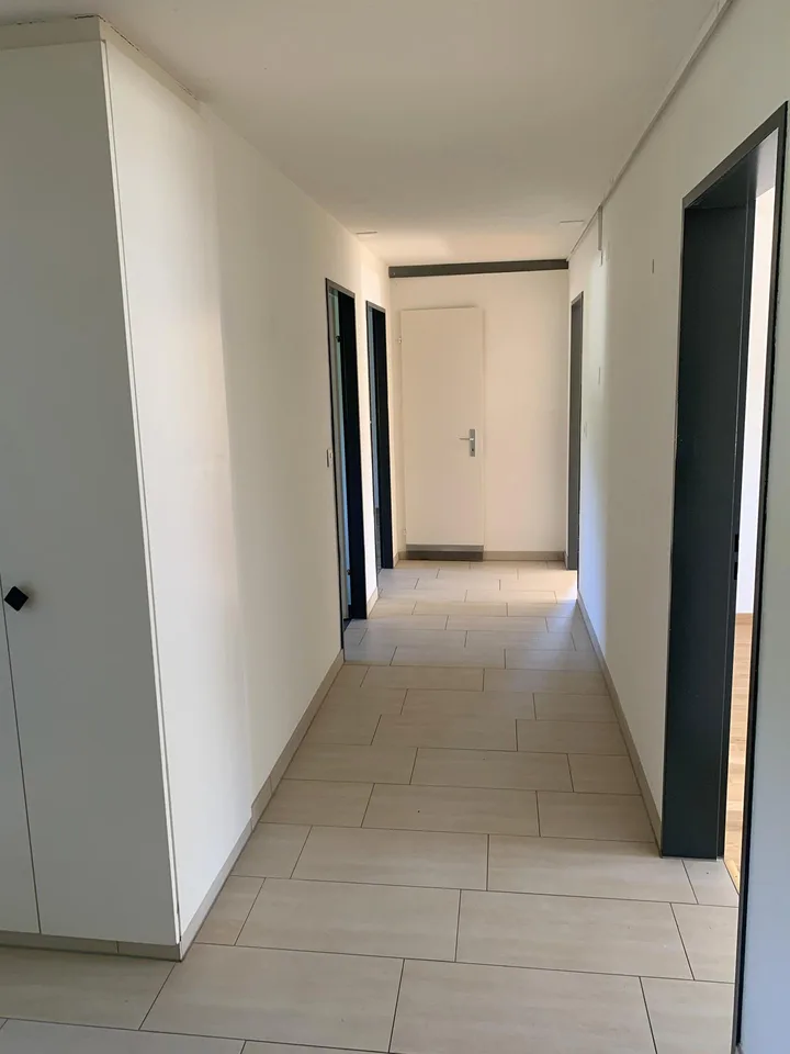 Bella appartamento di 4.5 stanze con balcone a Frasnacht