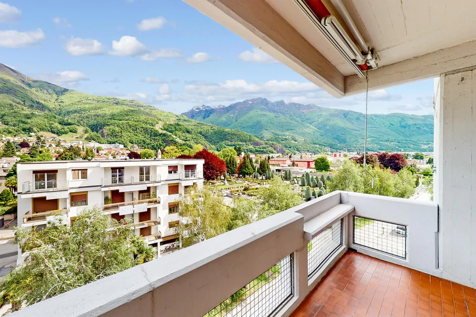 Luminoso con vista aperta sui castelli di Bellinzona