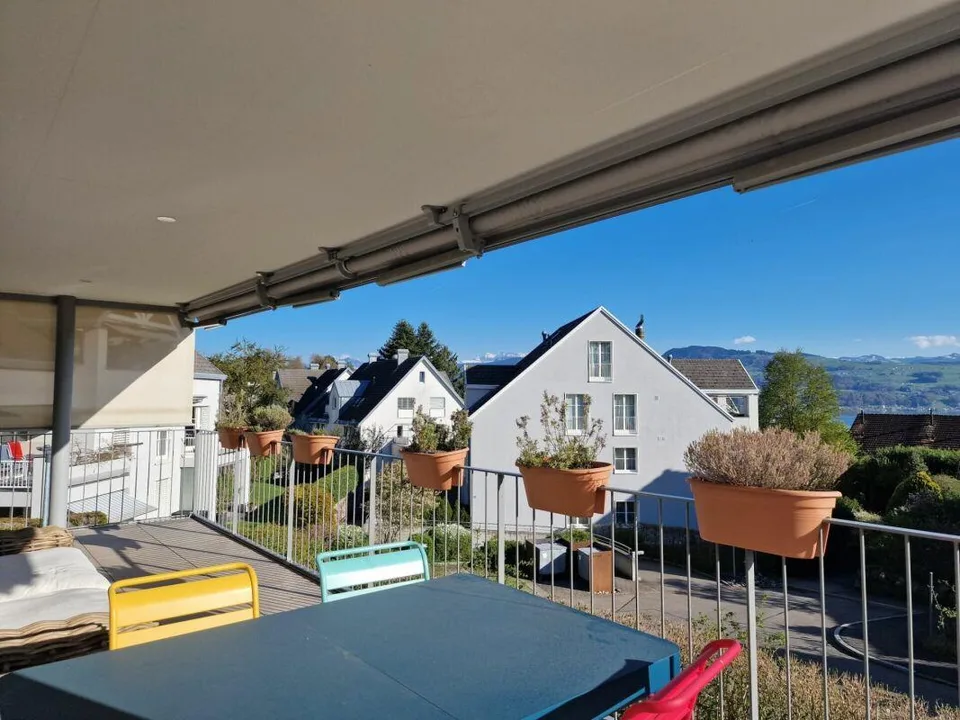Moderner Eigentumsstandard mit See- und Bergsicht