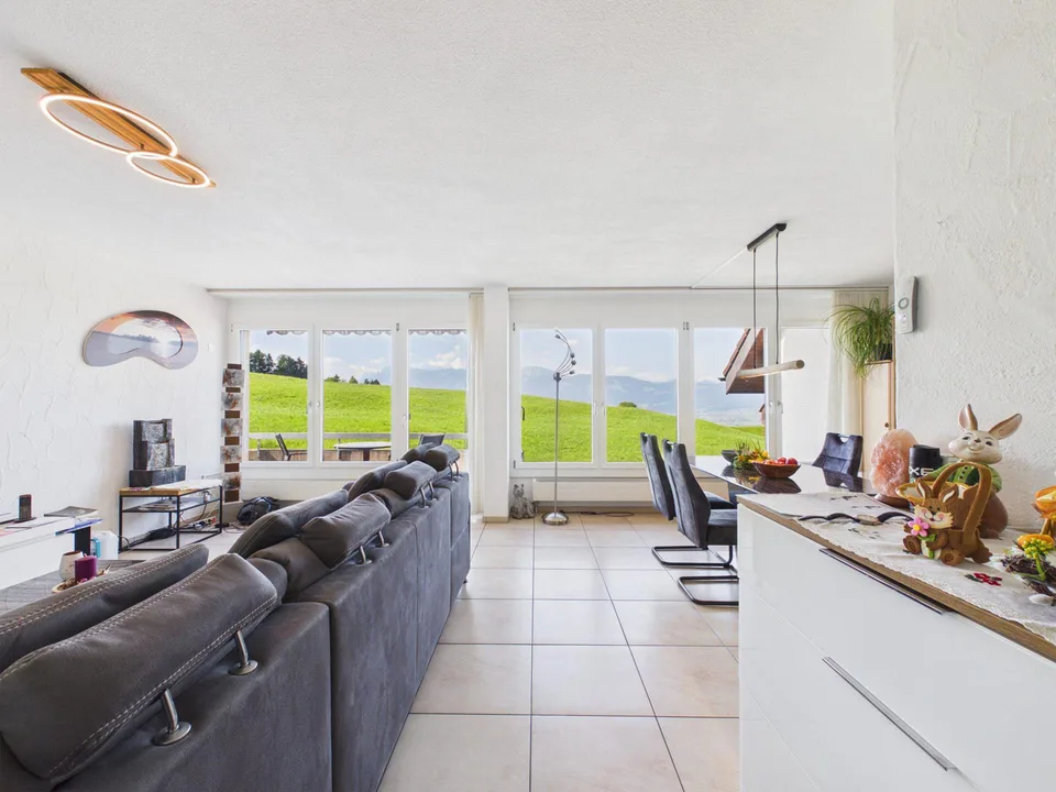 4.5-Zimmer-Haushälfte mit wunderschöner Berg- und Weitsicht im beg...