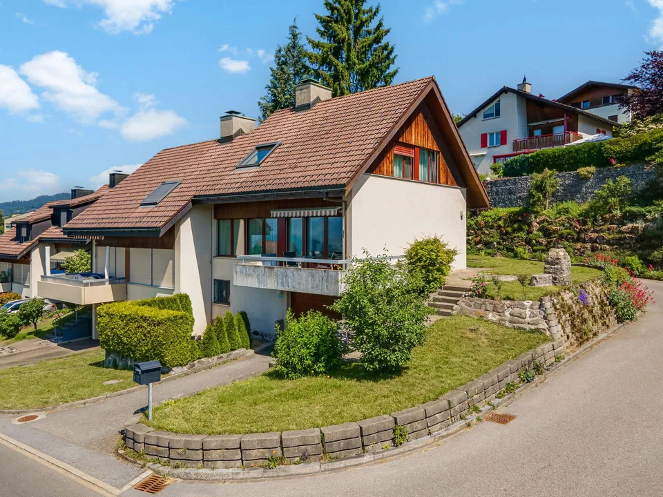 4.5-Zimmer-Haushälfte mit wunderschöner Berg- und Weitsicht im beg...