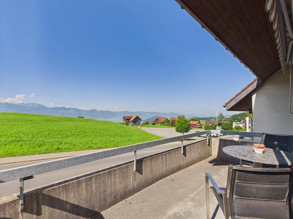4.5-Zimmer-Haushälfte mit wunderschöner Berg- und Weitsicht im beg...
